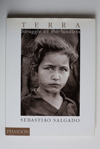 TERRA STRUGGLE OF THE LANDLESS, de Sebastião Salgado | portada del libro