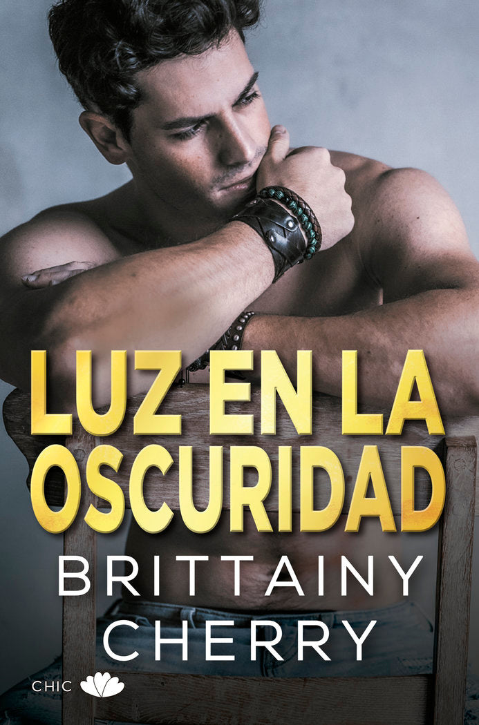 Luz en la oscuridad, de CHERRY, BRITTAINY | portada del libro