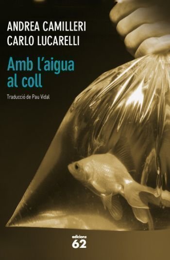 Amb l'aigua al coll, de Lucarelli, Carlo | portada del libro