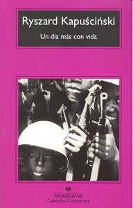 Un día más con vida, de Kapuscinski, Ryszard | portada del libro