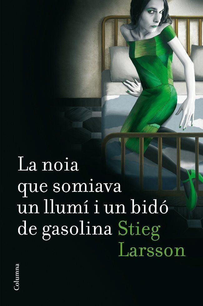 La noia que somiava un llumí i un bidó de gasolina (Sèrie Millennium 2), de Larsson, Stieg | portada del libro