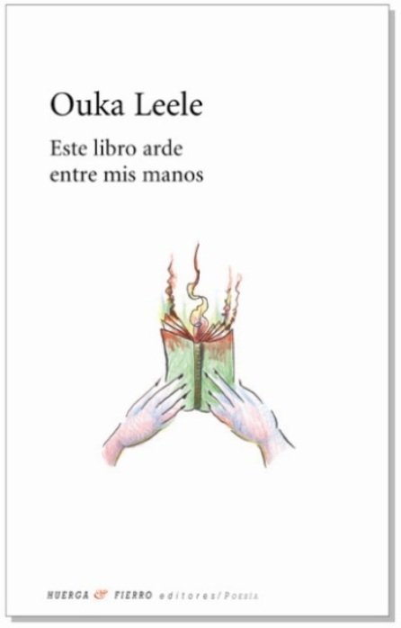 ESTE LIBRO ARDE ENTRE MIS MANOS, de OUKA LEELE | portada del libro
