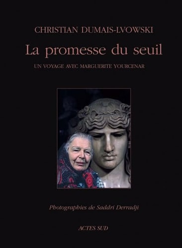 LA PROMESSE DU SEUIL UN VOYAGE AVEC MARGUERITE YOURCENAR, de Dumais-lvowski | portada del libro
