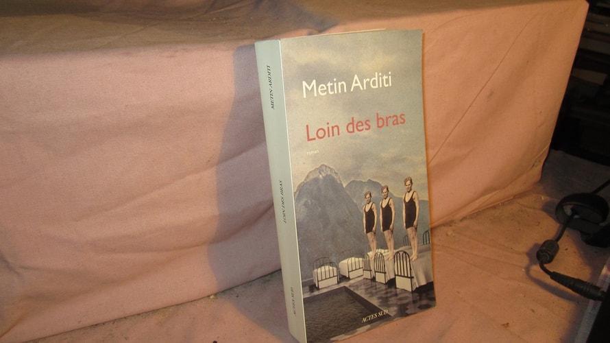 LOIN DES BRAS, de Metin Arditi | portada del libro