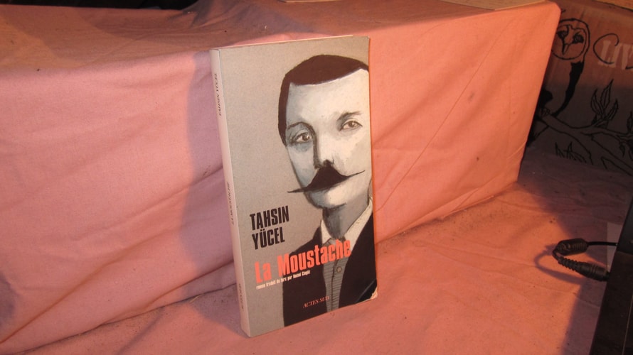 LA MOUSTACHE, de Tahsin Yücel | portada del libro