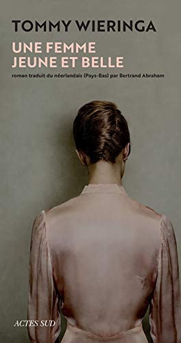 UNE FEMME JEUNE ET BELLE, de Tommy Wieringa | portada del libro