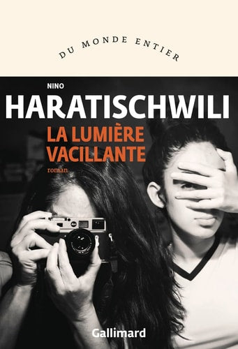 LUMIERE VACILLANTE, de Nino Haratischwili | portada del libro