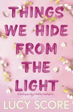 THINGS WE HIDE FROM THE LIGHT, de Lucy Score | portada del libro
