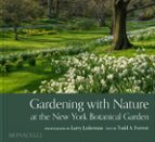 GARDENING WITH NATURE AT THE NEW YORK BOTANICAL GARDENS, de LARRY LEDERMAN | portada del libro