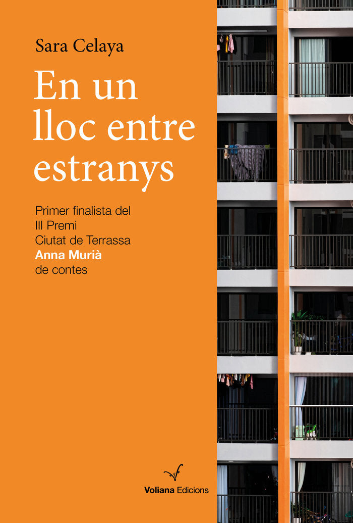 En un lloc entre estranys, de CELAYA, SARA | portada del libro