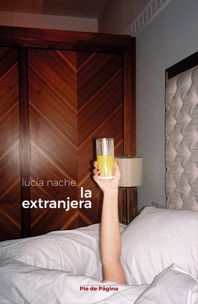 LA EXTRANJERA, de NACHE, LUCIA | portada del libro