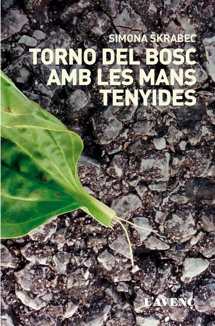 Torno del bosc amb les manys tenyides, de Skrabec, Simona | portada del libro