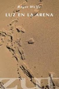LUZ EN LA ARENA, de ROGER WOLFE | portada del libro