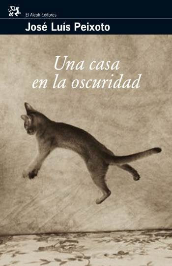 Una casa en la oscuridad, de Peixoto | portada del libro