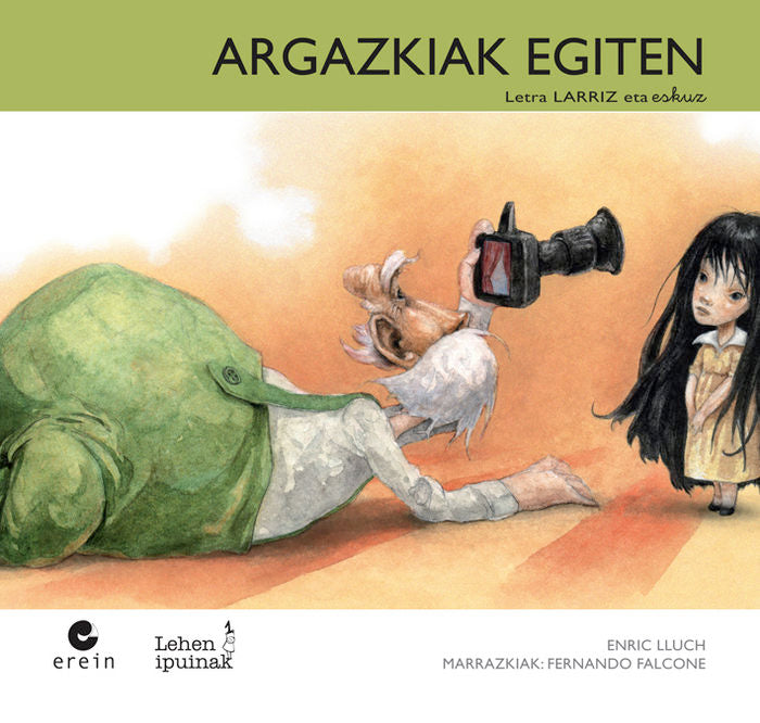 Argazkiak egiten, de ENRIC LLUCH | portada del libro
