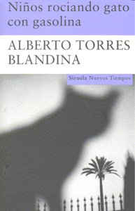 Niños rociando gato con gasolina, de Torres Blandina, Alberto | portada del libro