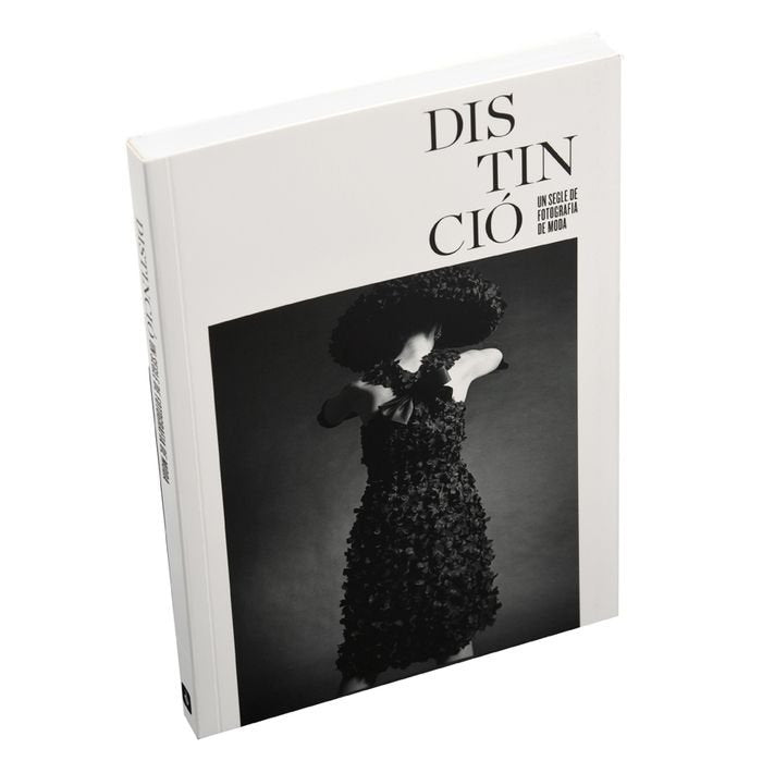 Distinció. Un segle de fotografia de moda, de Naranjo Niño | portada del libro