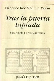 TRAS LA PUERTA TAPIADA (XXIV PREMIO POESÍA HIPERIÓN)